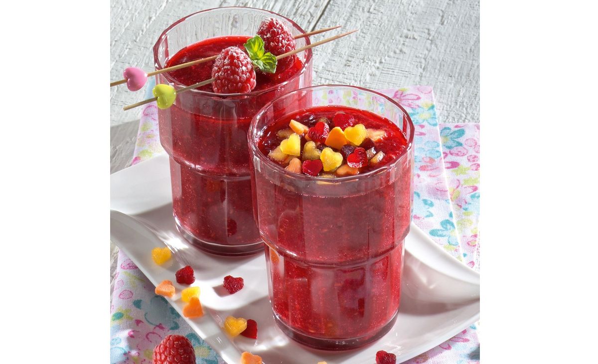 Muestra del cortador de frutas de Triangle en vaso con líquido rojo