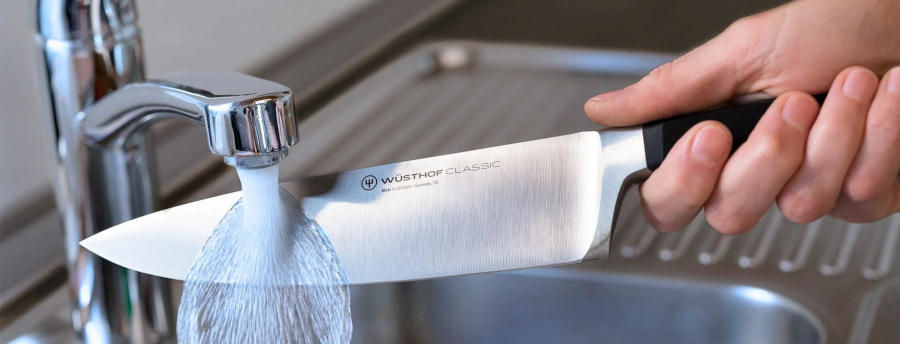 Limpieza y secado de un cuchillo japonés después de usarlo